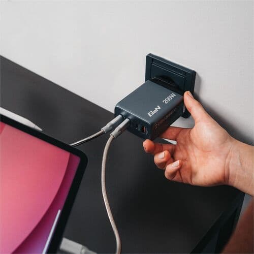 VERBATIM 200W GAN WALL CHARGER 4-PORT GAN CHARGER